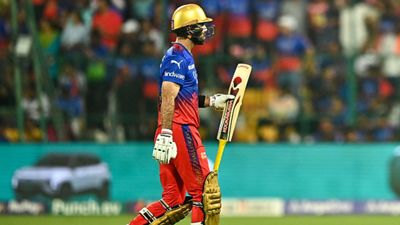 RR vs RCB: ग्लेन मैक्सवेल को कोस रहा है बेंगलुरु का हर फैन, सीजन में चौथी बार बिना खाता खोले हुए आउट, कार्तिक के सबसे खराब रिकॉर्ड की बराबरी आउट होने के बाद पवेलियन लौटते ग्लेन मैक्सवेल