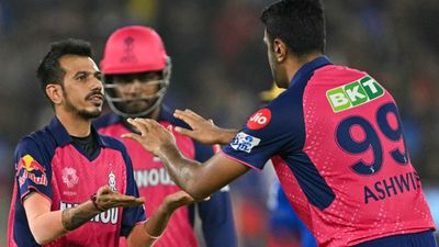 RCB का सपना तोड़ने के बाद राजस्थान के खिलाड़ी का बड़ा खुलासा, कहा- मेरा शरीर हिल नहीं रहा था, मुझे चोट लगी थी आर अश्विन और युजी चहल राजस्थान रॉयल्स के मुख्य स्पिनर हैं.