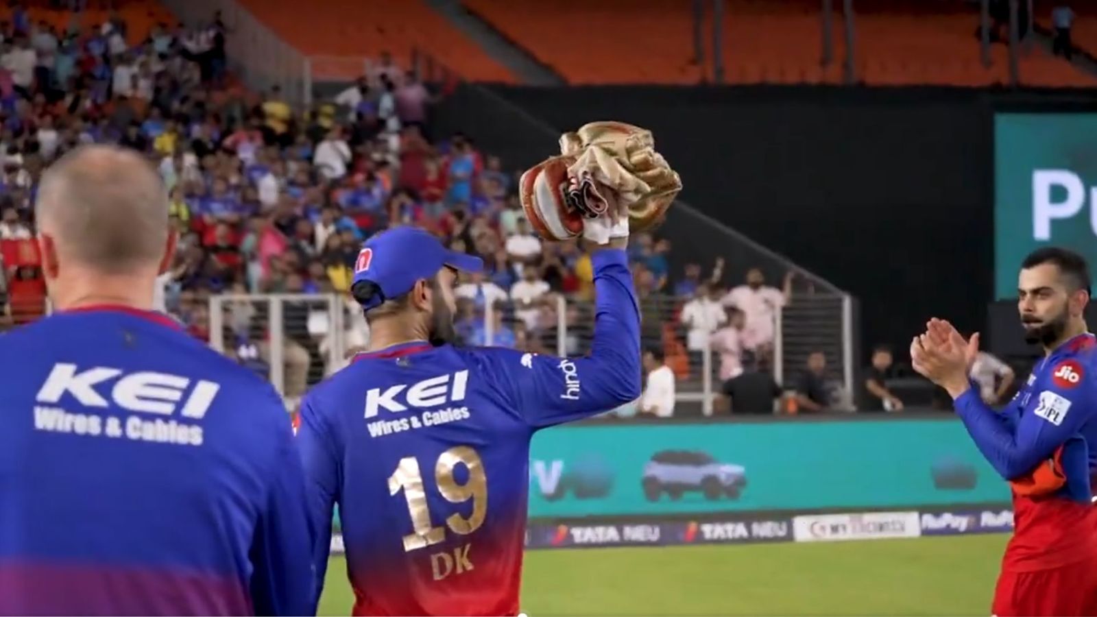 Dinesh Karthik Retirement : दिनेश कार्तिक के संन्यास लेने पर RCB खिलाड़ियों ने दिया 'गार्ड ऑफ़ ऑनर', राजस्थान से हार के बाद इमोशनल VIdeo हुआ वायरल   Dinesh Karthik Retirement : दिनेश कार्तिक के संन्यास लेने पर RCB खिलाड़ियों ने दिया 'गार्ड ऑफ़ ऑनर', राजस्थान से हार के बाद इमोशनल VIdeo हुआ वायरल