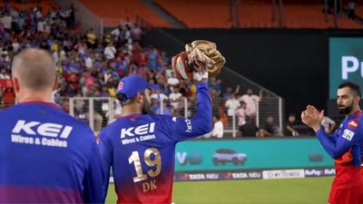 Dinesh Karthik Retirement : दिनेश कार्तिक के संन्यास लेने पर RCB खिलाड़ियों ने दिया 'गार्ड ऑफ़ ऑनर', राजस्थान से हार के बाद इमोशनल VIdeo हुआ वायरल RCB vs RR मैच के बाद दिनेश कार्तिक