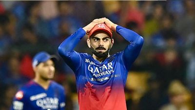 RCB vs RR : दो विवाद और दो कैच... एलिमिनेटर की इन इन कड़वी यादों से हुई आरसीबी की टूर्नामेंट से विदाई आईपीएल 2024 सीजन में एक मैच के दौरान विराट कोहली