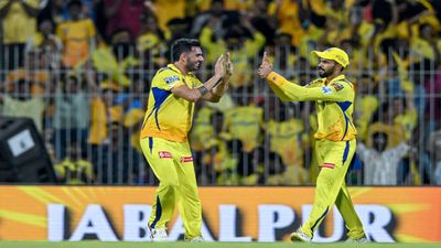 IPL 2024: अंबाती रायडू के बाद अब दीपक चाहर और पथिराना ने भी आग में डाली घी, RCB ट्रोल का है मामला विकेट लेने के बाद दीपक चाहर को ताली देते ऋतुराज गायकवाड़