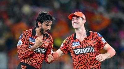 IPL 2024 : पैट कमिंस का फाइनल में पहुंचने के बाद बड़ा खुलासा, कहा- शाहबाज अहमद को इंपैक्ट प्लेयर चुनने का फैसला मेरा नहीं था, बल्कि उसे तो... राजस्थान के खिलाफ विकेट लेने के बाद जोश में शाहबाज अहमद और पैट कमिंस