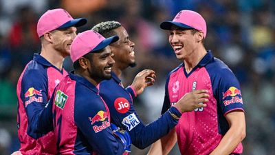 SRH vs RR : संजू सैमसन के साथी को हार के बाद लगा सदमा, BCCI ने सुनाई ये कड़ी सजा आईपीएल 2024 में एक मैच के दौरान संजू सैमसन के साथ शिमरोन हेटमायर