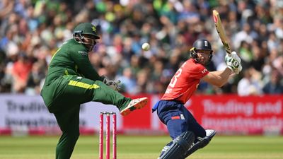 ENG vs PAK : जोस बटलर की तूफानी बल्लेबाजी से उड़ा पाकिस्तान, इंग्लैंड ने दूसरे T20I में बाबर आजम की सेना को 23 रन से दी मात पाकिस्तान के खिलाफ शॉट खेलते जोस बटलर