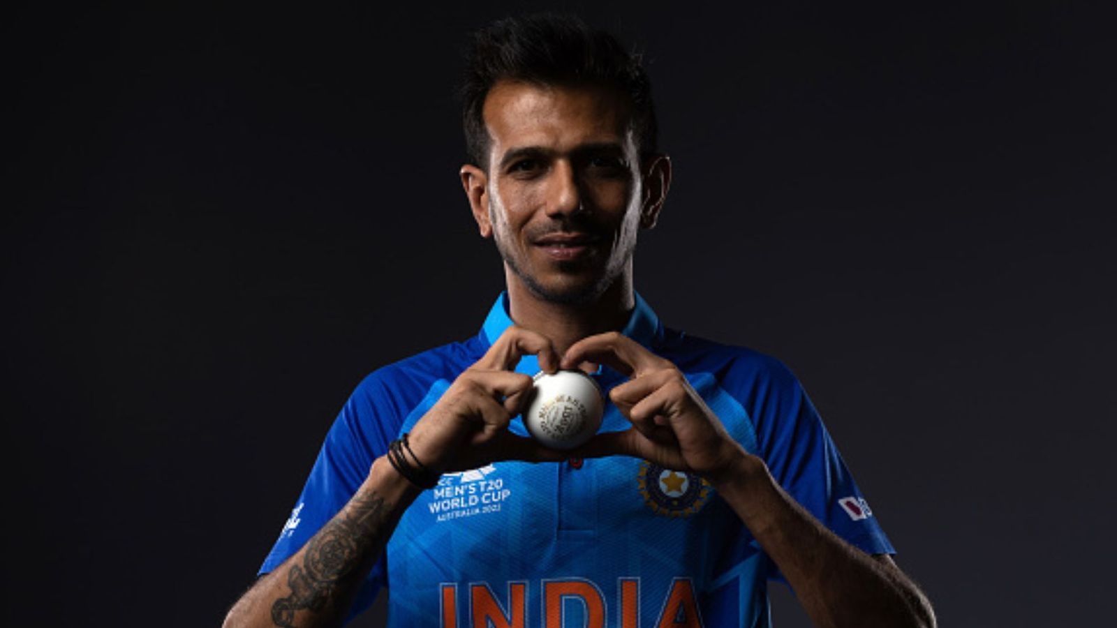 Yuzvendra Chahal : शतरंज के बादशाह ने क्रिकेट में बिछाई कामयाबी की बिसात, टी-20 वर्ल्ड कप में अपनी चाल से भारत को ट्रॉफी जिताने के लिए तैयार चहल 2022 T20 World Cup से पहले फोटो शूट के दौरान युजवेंद्र चहल