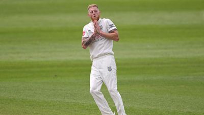 बेन स्टोक्स ने फेंके लगातार 10 ओवर, 77 रन देकर लिए 8 विकेट तो स्टुअर्ट ब्रॉड बोले मत करो ऐसा, इंग्लिश कप्तान ने कहा- भाड़ में जाओ बेन स्टोक्स ने डरहम के लिए आठ विकेट लिए.