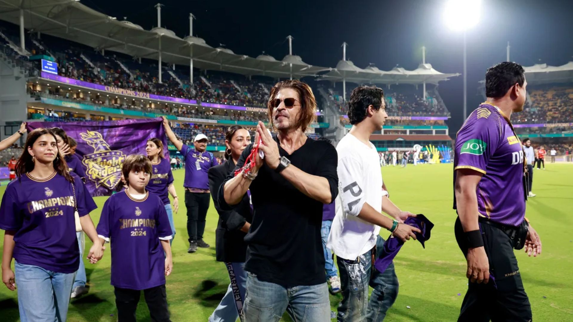 IPL 2024 में चैंपियन बनी KKR तो उनके मालिक शाहरुख़ खान ने लगाए CSK, CSK... के नारे, Video हुआ वायरल 