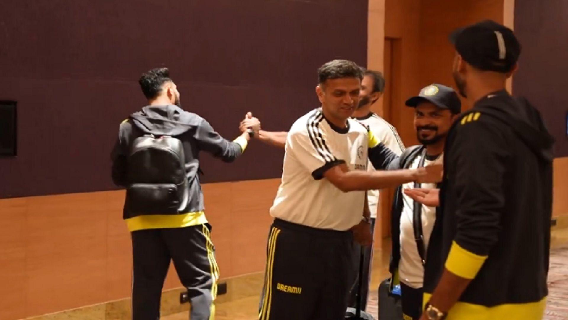 सचिन तेंदुलकर-एमएस धोनी का टीम इंडिया हेड कोच के लिए आवेदन! बीसीसीआई को मिले 3000 एप्लीकेशन सचिन तेंदुलकर-एमएस धोनी का टीम इंडिया हेड कोच के लिए आवेदन! बीसीसीआई को मिले 3000 एप्लीकेशन