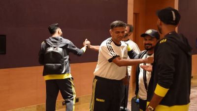 सचिन तेंदुलकर-एमएस धोनी का टीम इंडिया हेड कोच के लिए आवेदन! बीसीसीआई को मिले 3000 एप्लीकेशन टी20 वर्ल्ड कप के लिए अमेरिका पहुंचने के बाद हेड कोच राहुल द्रविड़