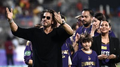 KKR Champion: शाहरुख खान ने केकेआर के लिए लिखी लंबी पोस्ट, इन खिलाड़ियों को किया याद, कहा- अब कभी भी... जीत के बाद फैंस का शुक्रिया अदा करते शाहरुख खान