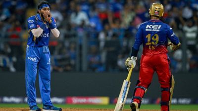 'हार्दिक पंड्या ने मुझे स्लेज किया', IPL 2024 में मुंबई इंडियंस के कप्तान को लेकर दिनेश कार्तिक का हैरान करने वाले खुलासा आईपीएल 2024 में मैच के दौरान दिनेश कार्तिक (दाएं) से बात करते हार्दिक पंड्या (बाएं)