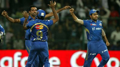 MI के जिस स्टार ने मुंबई को पांच बार बनाया चैंपियन, वो अब उसी टीम का बना मेंटॉर धवल कुलकर्णी मुंबई इंडियंस के लिए साल 2020 में आईपीएल में खेले थे