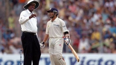 On This Day : सचिन तेंदुलकर का 'दुश्मन' पैदा हुआ, हाथ धोकर मास्टर ब्लास्टर के पीछे पड़ गया गणित का टीचर साल 2005 में पाकिस्तान के खिलाफ ईडन गार्डन टेस्ट में अंपायर स्टीव बकनर से बात करते सचिन