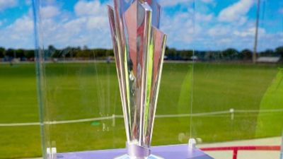 T20 WC 2024: कब और कहां देखें टी20 वर्ल्ड कप की ओपनिंग सेरेमनी, भारत में किस समय होगा टेलीकास्ट और कौन करेगा परफॉर्म, पूरी जानकारी टी20 वर्ल्ड कप 2024 की ट्रॉफी