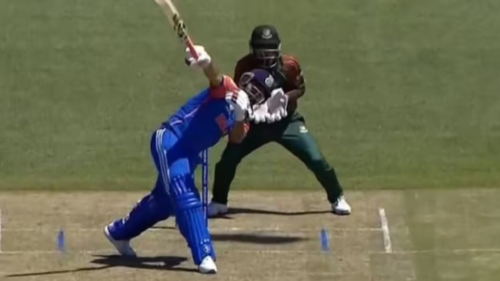 Rishabh Pant One Hand SIX : बांग्लादेश के सामने ऋषभ पंत ने एक हाथ से लगाया गगनचुंबी छक्का तो ICC ने जारी किया Video, पूछा - 'दो हाथ की किसे जरूरत?'