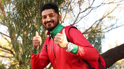 कैंसर के चलते खतरे में पड़ा पैर, 18 महीने तक नहीं खेल सका क्रिकेट, अब टी20 वर्ल्ड कप में बना कप्तान, पाकिस्तानी खिलाड़ी की प्रेरणादायी कहानी आकिब इलियास ओमान के कप्तान हैं.