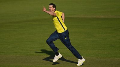 Video: साथी के शॉट से घायल हुआ इंग्लिश बल्लेबाज तो बॉलर ने नहीं किया रन आउट, खेल भावना की हुई तारीफ और टीम भी जीती क्रिस वुड हैंपशर के लिए खेलते हैं.