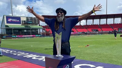 T20 World Cup Prize Money: आईसीसी ने प्राइज मनी के लिए खाली की तिजोरियां, सभी टीमों पर बरसेंगे पैसे, जानिए विजेता को कितने करोड़ मिलेंगे क्रिस गेल टी20 वर्ल्ड कप ट्रॉफी के साथ.