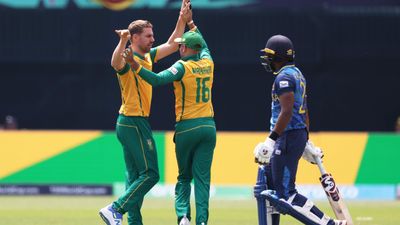 SA vs SL, T20 World Cup 2024: एनरिक नॉर्खिया के आगे वर्ल्ड चैंपियन श्रीलंका 77 रन पर ढेर, 6 विकेट से जीता साउथ अफ्रीका विकेट का जश्न मनाते एनरिक नॉर्खिया (PC: Getty)