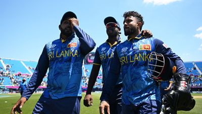 श्रीलंकाई टीम T20 World Cup की शेड्यूलिंग से नाराज, ICC पर निकाला गुस्सा, तीक्षणा बोले- काफी अनफेयर है श्रीलंका को टी20 वर्ल्ड कप के पहले मैच में बुरी तरह हार मिली.