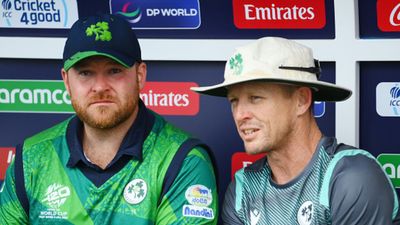 T20 WC, IND vs IRE : भारत के सामने 96 रन पर ढेर होने के बाद आयरलैंड के कप्तान का छलका दर्द, कहा - पिच ने हमें... भारत से हार के बाद हेड कोच हेनरिक मलान के साथ बैठे आयरलैंड के कप्तान पॉल स्टर्लिंग