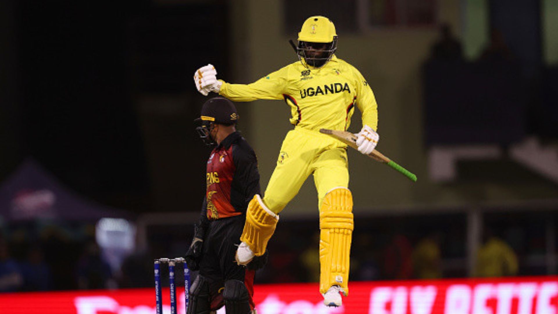 PNG vs UGA : सिर्फ 155 रन में हो गया T20 में जीत और हार का फैसला, 77 पर पीएनजी हुई ढेर तो युगांडा ने किया कमाल, पहली बार हुआ ऐसा युगांडा को टी20 वर्ल्ड कप की पहली जीत दिलाने के बाद ख़ुशी में उनके बल्लेबाज केनेथ वैसवा