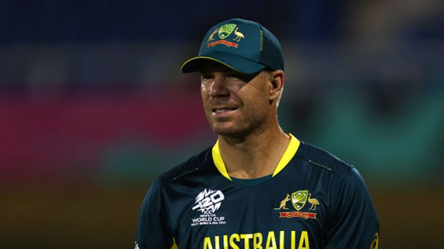 T20 WC 2024 AUS vs OMA: डेविड वॉर्नर ऑउट होने के बाद भूल गए ड्रेसिंग रूम का रास्ता, जाना था ऑस्ट्रेलिया पहुंच गए ओमान, देखें वीडियो डेविड वॉर्नर भूल गए ड्रेसिंग रूम का रास्ता
