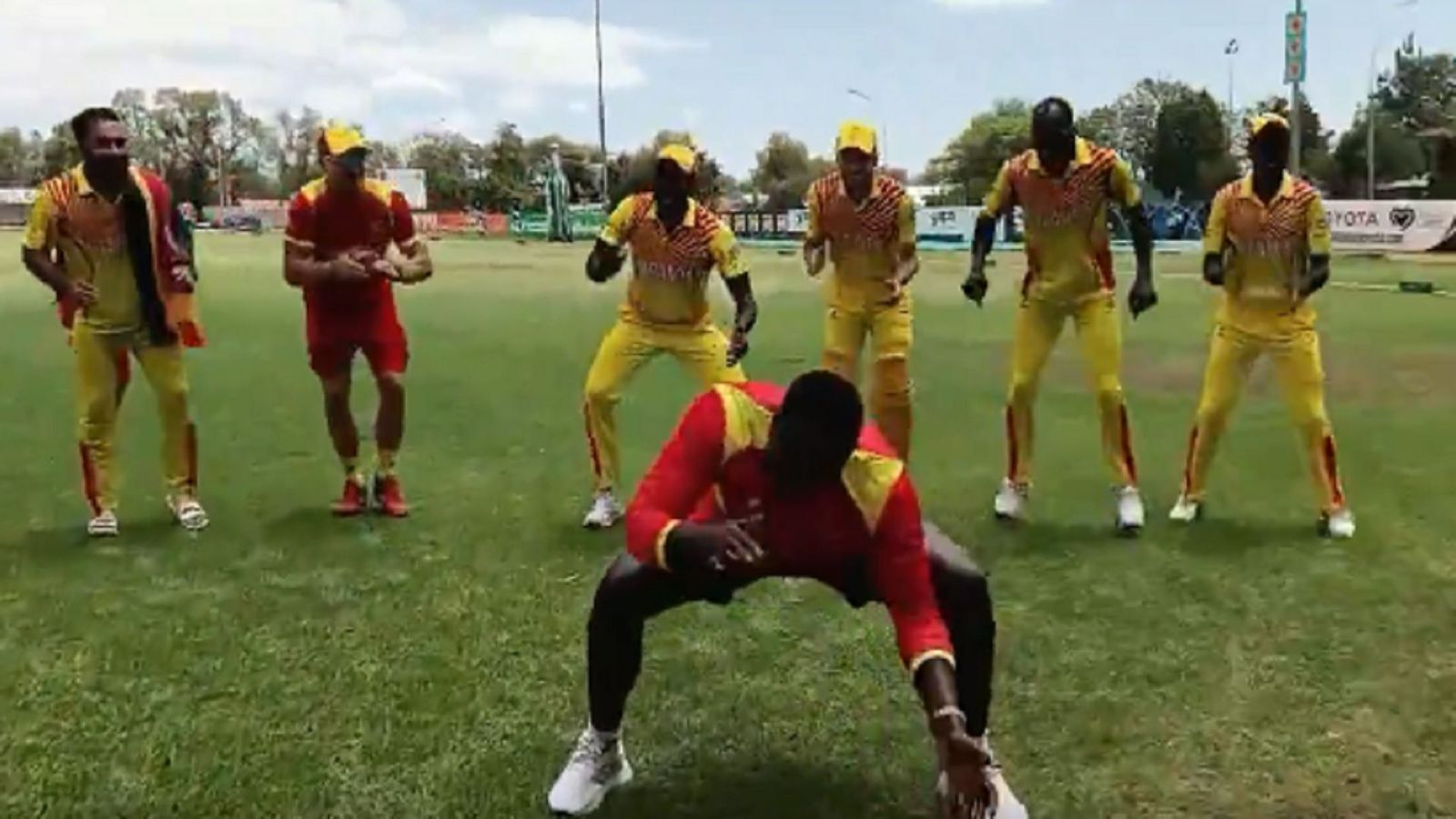 T20 World Cup 2024: वर्ल्ड कप में ऐतिहासिक जीत पर जमकर थिरके युगांडा के खिलाड़ी, मैदान से लेकर ड्रेसिंग रूम तक किया डांस, Video T20 World Cup 2024: वर्ल्ड कप में ऐतिहासिक जीत पर जमकर थिरके युगांडा के खिलाड़ी, मैदान से लेकर ड्रेसिंग रूम तक किया डांस, Video