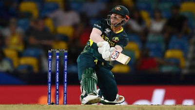 David Warner World Record:डेविड वॉर्नर ने तोड़ा क्रिस गेल का वर्ल्ड रिकॉर्ड, ऐसा करने वाले बने दुनिया के पहले क्रिकेटर ओमान के खिलाफ शॉट लगाते डेविड वॉर्नर (PC: Getty)