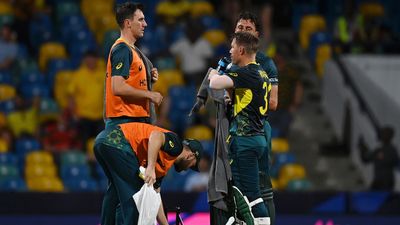 T20 World Cup 2024: वर्ल्ड चैंपियन कप्तान पैट कमिंस को पानी पिलाते देख इरफान पठान ने किया कमेंट, दो शब्दों में कह दी बड़ी बात डेविड वॉर्नर और मार्कस स्टोइनिस से बात करते पैट कमिंस (PC: Getty)