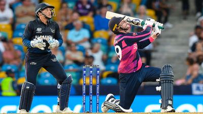 SCOT vs NAM: नामीबिया को हराकर स्कॉटलैंड बना नंबर वन, ऑस्ट्रेलिया से निकला आगे, 17 गेंदों पर 35 रन ठोककर छाए माइकल लीस्क नामीबिया के खिलाफ छक्का लगाते माइकल लीस्क