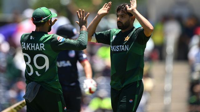 Haris Rauf Ball Tampering: पाकिस्तानी गेंदबाज हारिस रऊफ ने बॉल टेंपरिंग की? ऐतिहासिक जीत के बाद अमेरिकी क्रिकेटर का सनसनीखेज आरोप, ICC से की जांच की मांग अमेरिका के खिलाफ हारिस रऊफ (PC: Getty)