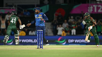 BAN vs SL: बांग्लादेश की श्रीलंका पर दो विकेट से जीत, 12 गेंद पर 11 रन के टारगेट ने बढ़ाया पारा, हाईवोल्टेज मैच में छाए रिशाद हुसैन-मुस्तफिजुर रहमान बांग्लादेश के तंजीम हसन (बाएं) और महमूदुल्लाह (दाएं) फाइनल रन लेते हुए (PC: Getty)