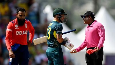 T20 World Cup: भारतीय अंपायर से भिड़ा ऑस्ट्रेलियाई खिलाड़ी, आईसीसी ने लगाई फटकार पर नहीं काटे पैसे इंग्लैंड-ऑस्ट्रेलिया मैच में मैथ्यू वेड अंपायर से भिड़ गए थे.