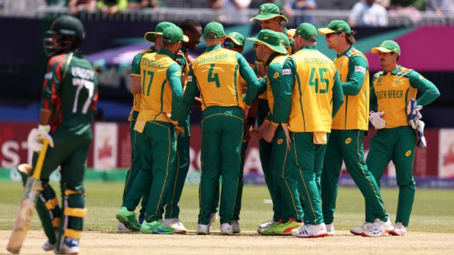 SA vs BAN: केशव महाराज के सनसनीखेज़ आखिरी ओवर ने बांग्लादेश से छीनी जीत, 113 का स्कोर बना पहाड़, साउथ अफ्रीका सुपर-8 में दाखिल साउथ अफ्रीका ने बांग्लादेश को हराकर लगातार तीसरा मैच जीता