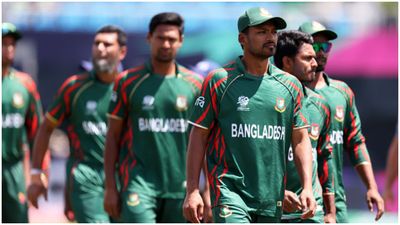 T20 WC 2024: श्रीलंका-नेपाल का मैच धुला तो बांग्लादेश की लगी लॉटरी, सुपर 8 में पहुंचने की उम्मीदें कायम, समझें पूरा समीकरण मैच खत्म होने के बाद मैदान से बाहर जाती बांग्लादेश की टीम