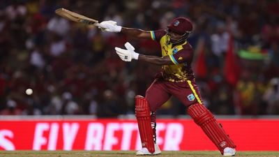 WI vs NZ: वेस्टइंडीज ने 30 रन पर पांच विकेट गंवाने के बाद बनाया टी20 क्रिकेट का सबसे अद्भुत रिकॉर्ड, ऐसा करने वाली पहली टीम बनी अपनी तूफानी पारी में शॉट लगाते शेरफन रदरफॉर्ड (PC: Getty)