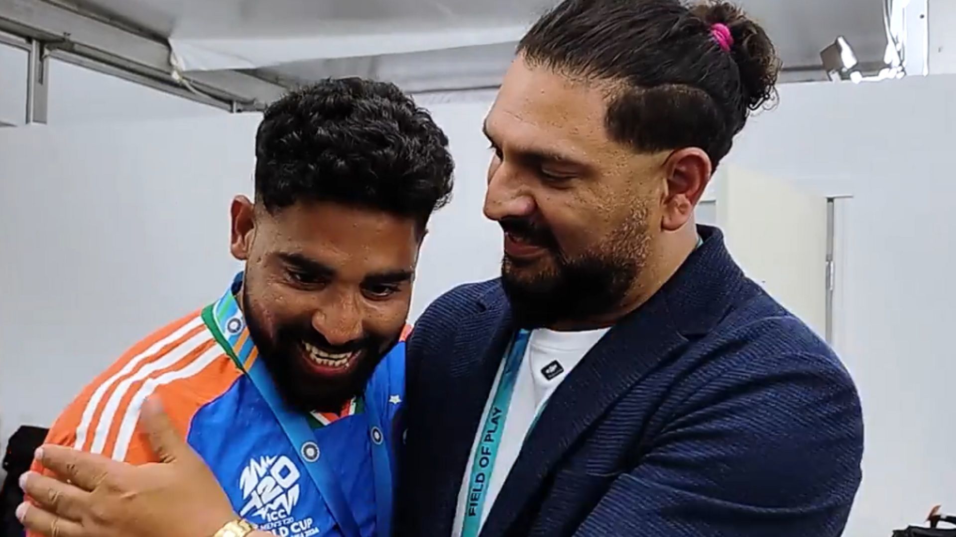 IND vs USA: मोहम्‍मद सिराज ने ऋषभ पंत और सूर्यकुमार यादव को हराया तो युवराज सिंह ने दिया अवॉर्ड, जीत के बाद कहा- मुझे वनडे वर्ल्‍ड कप में एक भी मेडल नहीं मिला, Video 