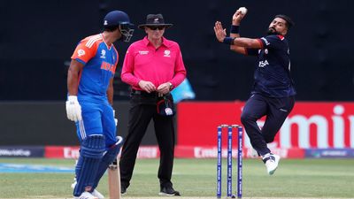 IND vs USA: भारत को मिले पांच रन की पेनल्टी पर अमेरिका के कोच का बड़ा बयान, कहा- हमारे खिलाड़ियों ने तो इस नियम के बारे में सुना तक नहीं था अमेरिका के अली खान गेंदबाजी करते हुए (PC: Getty)