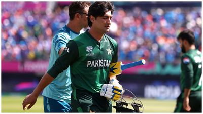 T20 WC 2024: भारत से हार के बाद पाकिस्तानी खिलाड़ियों के निकले आंसू, किसी ने भी नहीं खाया खाना, जानें क्या है पूरा मामला भारत से हार के बाद आंसू बहाते नसीम शाह