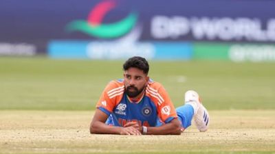 T20 World Cup 2024 : टीम इंडिया से सुपर-आठ स्टेज में मोहम्मद सिराज क्या हो जाएंगे बाहर? भारत के पूर्व कोच ने बताई वजह अमेरिका के खिलाफ मैच में फील्डिंग के दौरान सिराज