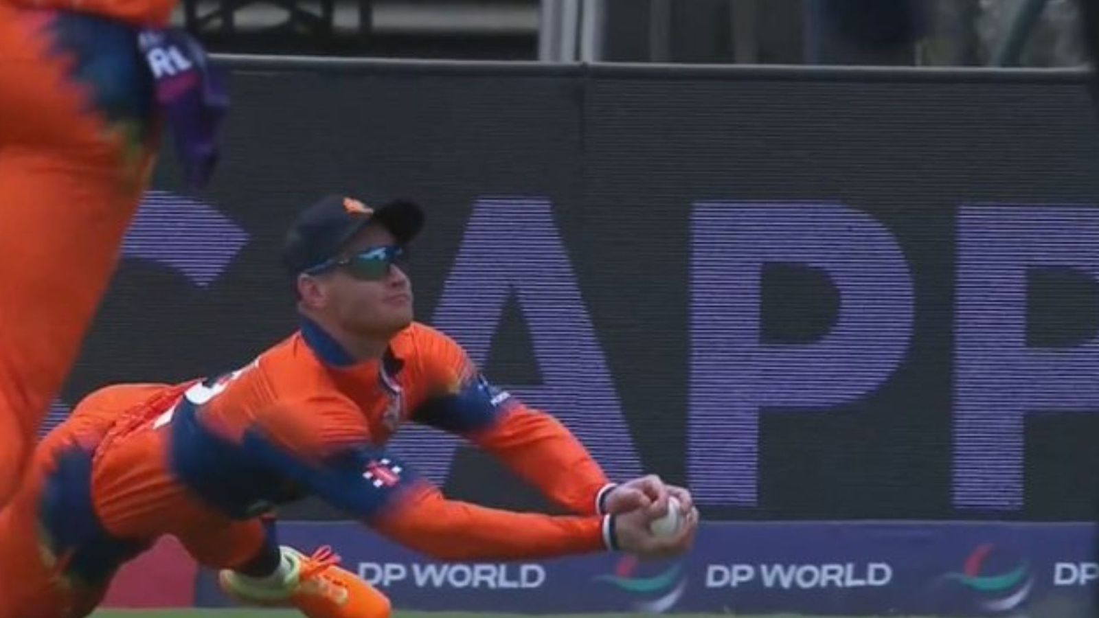 BAN vs NED : नीदरलैंड्स के खिलाड़ी ने हवा में उड़कर लपका बेहतरीन कैच, बांग्लादेशी बल्लेबाज हो गया हैरान! Video हुआ वायरल BAN vs NED : नीदरलैंड्स के खिलाड़ी ने हवा में उड़कर लपका बेहतरीन कैच, बांग्लादेशी बल्लेबाज हो गया हैरान! Video हुआ वायरल