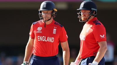 ENG vs OMA: इंग्लैंड ने 3.1 ओवर में ओमान को रौंदा, आदिल रशीद के 'चौके' और बेयरस्टो की 400 की स्ट्राइक रेट ने कराई डिफेंडिंग चैंपियन की वर्ल्ड कप में वापसी ओमान के खिलाफ जॉस बटलर और जॉनी बेयरस्टो (PC: Getty)