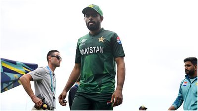 T20WC 2024: 'बाबर आजम को तो भारत, ऑस्ट्रेलिया और इंग्लैंड की टी20 टीम में जगह नहीं मिलेगी', इंग्लैंड के दिग्गज ने पाकिस्तानी कप्तान की खोली पोल मैदान से बाहर जाते बाबर आजम