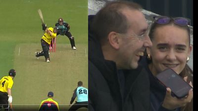 T20 Blast: पिता ने दर्शकों के बीच पकड़ा कैच तो बेटी ने घर पर मिला दिया फोन, मां को सुनाई कहानी, देखिए दिल खुश करने वाला Video T20 ब्लास्ट में एक शख्स ने छक्के के लिए आई गेंद को लपका और जश्न मनाया.