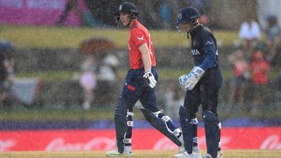 ENG vs NAM: डिफेंडिंग चैंपियन इंग्लैंड की सुपर 8 में एंट्री! 10 ओवर के मैच में नामीबिया पर 41 रन से दर्ज की जीत बारिश की वजह से मैदान से बाहर जाते इंग्लैंड के हैरी ब्रुक (बाएं) और नामीबिया के जैन ग्रीन