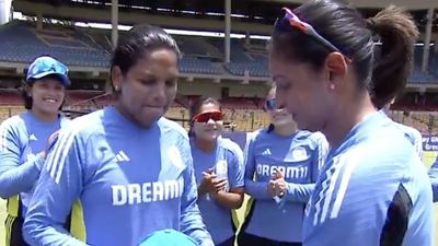 IND W vs SA W: 33 साल की उम्र में डेब्यू कर भारतीय खिलाड़ी ने रचा इतिहास, इंडिया कैप मिली तो आंखें भर आई, देखिए Video आशा सोभना को वनडे डेब्यू पर हरमनप्रपीत कौर ने इंडिया कैप दी.