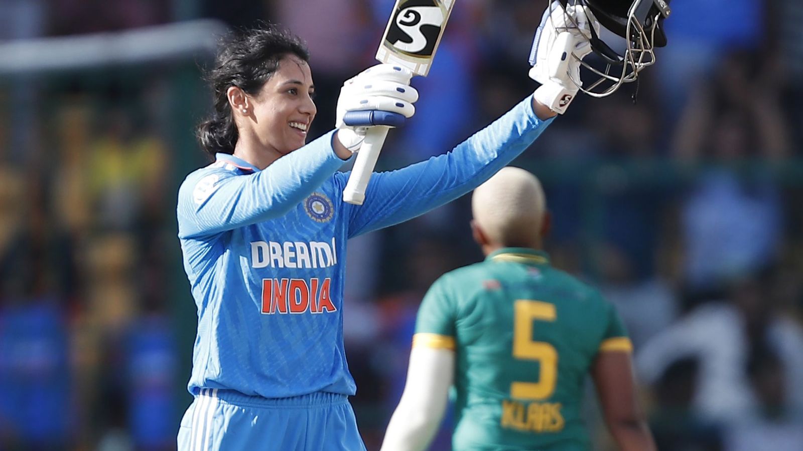 IND W vs SA W: स्मृति मांधना ने ठोकी छठी वनडे सेंचुरी, हरमनप्रीत कौर को पछाड़ा, बेंगलुरु में रिकॉर्ड्स से रचा इतिहास IND W vs SA W: स्मृति मांधना ने ठोकी छठी वनडे सेंचुरी, हरमनप्रीत कौर को पछाड़ा, बेंगलुरु में रिकॉर्ड्स से रचा इतिहास