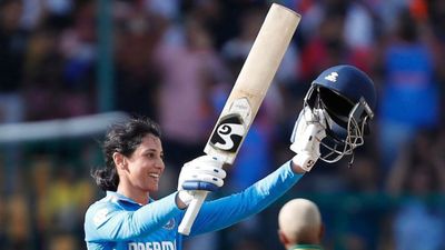 IND W vs SA W: स्मृति मांधना को भारतीय सरजमीं पर शतक से ज्यादा साउथ अफ्रीका के सामने किस बात की है ख़ुशी? जीत के बाद खोला राज साउथ अफ्रीका के सामने शतक जड़ने के बाद स्मृति मांधना